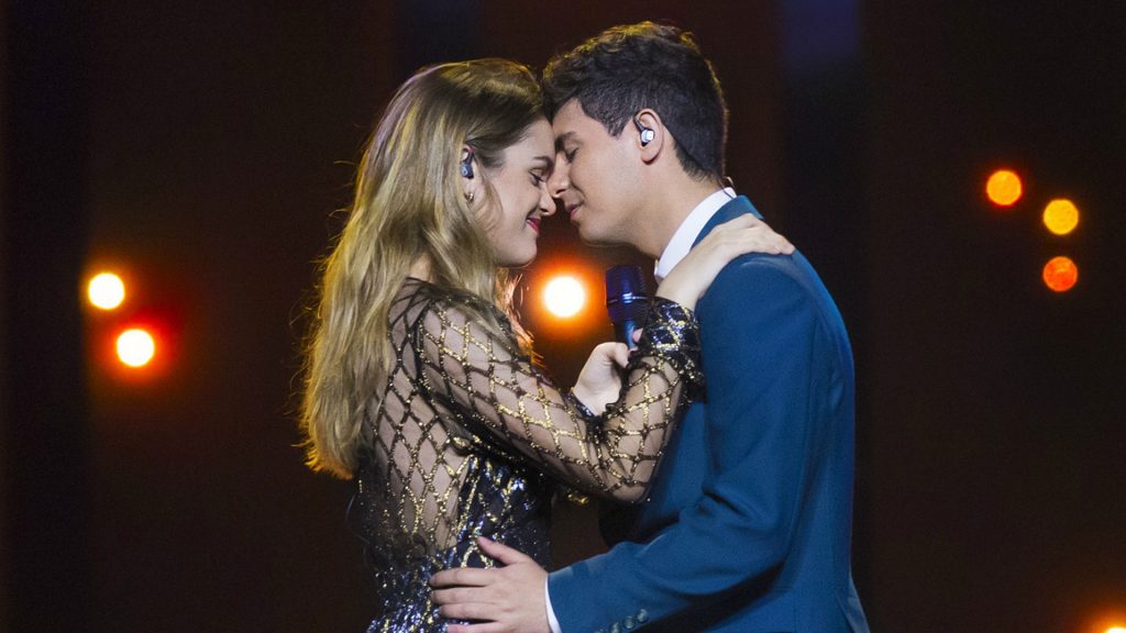 Amaia y Alfred se abrazan durante la actuación de "Tu Canción" en el festival de Eurovisión 2018.